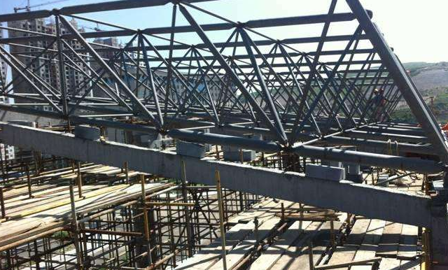 海北简述网架公司的黑色压型钢板的吊装步履